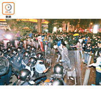 多名蒙面示威者在砵蘭街與警方防線對峙。