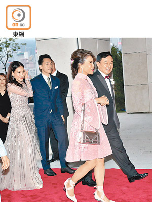 昨晚嫁女的他信（右一）在酒店迎接烏汶叻公主（右二）。（何偉鴻攝）