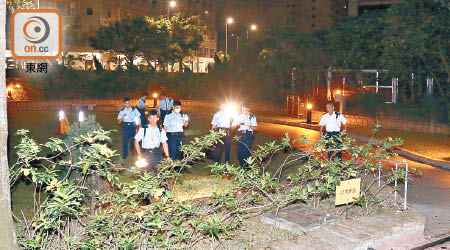 警員在男病人墮樓現場調查。（李國健攝）