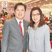 周駿達（左）身兼籌款活動籌委會主席，簡陳擷霞（右）都好支持佢。