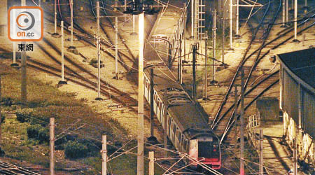 其中一列肇事列車被拖返港鐵九龍灣車廠。（楊日權攝）