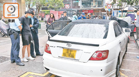 尖沙咀涉毒案，疑犯被押到私家車旁調查。（張世洋攝）