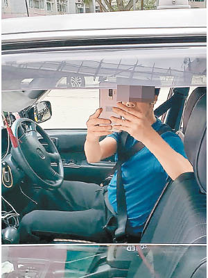 女事主認為的士司機開價過高，有濫收之嫌，即時拍照並在網上圖公審司機。（互聯網圖片）