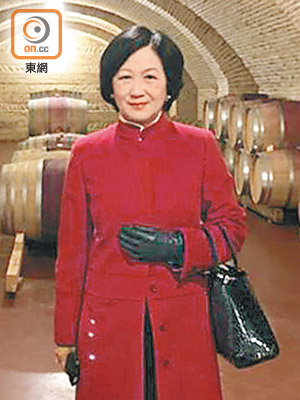 葉劉淑儀喺格魯吉亞參觀著名嘅酒莊。