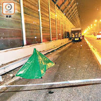 跟車工人遺體用帳篷遮蓋。