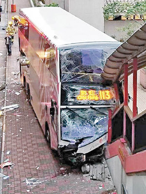 新巴猛撼行人天橋，車頭嚴重損毀。（互聯網圖片）