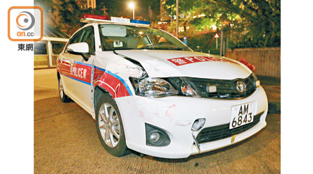 警車右車頭損毀。（李國健攝）