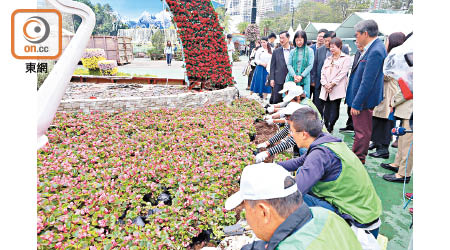 花展昨今一連兩日舉行環保回收日，逾三百名義工參與回收。（高嘉業攝）