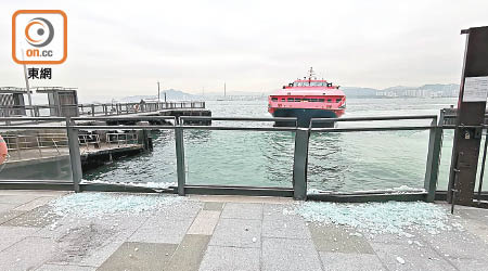 岸上玻璃圍欄被撞毀，碎片散滿地。（讀者提供）