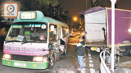 小巴撞向尾板，左邊車身劏開。（郭垂垂攝）