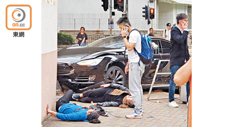 兩名女途人被撞倒，雙雙倒臥行人路。（讀者提供）