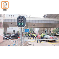 電動車被平治撞及車身後，再剷上行人路。（曾志恆攝）