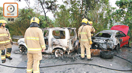 兩輛私家車嚴重燒毀。（馮溢華攝）