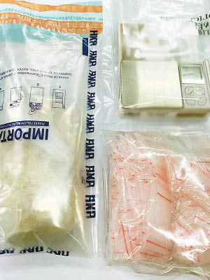 尖沙咀<br>檢獲的冰毒及毒品包裝工具。（警方圖片）