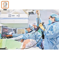 消融術於配備「C型機械臂影像裝置」的混合手術室進行。（中大醫學院提供）