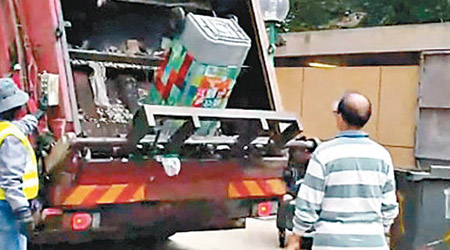 網民拍得清潔工將回收玻璃樽倒入垃圾車的畫面。（互聯網圖片）