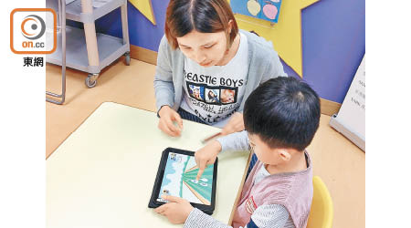 衞生防護中心建議家長應陪伴及指導年幼子女使用電子屏幕產品。