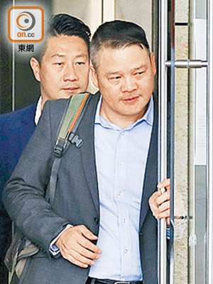 高級消防區長溫錦明（右）被指派調查今次事件。