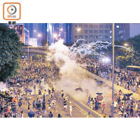 警方於一四年佔中期間，一度以催淚煙驅散示威者。