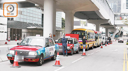 昨參與慢駛請願的車輛包括的士、小巴等近十輛汽車。（陳章存攝）