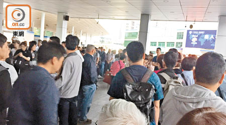 深圳沙頭角海關的巴士售票站大排長龍。（讀者提供）