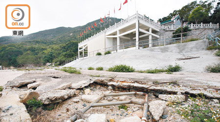 西貢大廟灣<br>沿岸受風災蹂躪，碼頭附近的路段被吹起，現場正進行工程惟尚未完成。