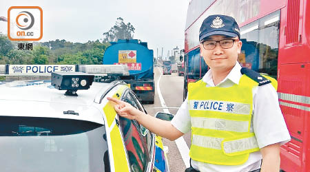 特遣隊主管指示警車上的「自動車牌識別系統」。
