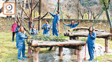 海洋公園推出汶川臥龍生態旅遊團，團友可體驗大熊貓護理員的日常工作。