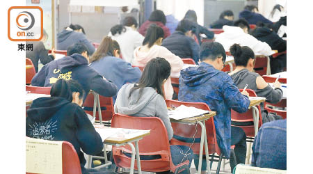 文憑試中文科聆聽及綜合能力卷昨開考。（陳章存攝）