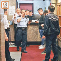 警員在彌敦道五七六號現場調查。（余宏基攝）