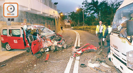 兩車嚴重損毀，的士更如同廢鐵。（吳建明攝）