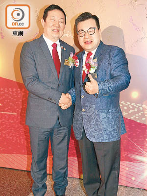 吳錦青（左）接棒做百周年主席，卸任主席李鋈發（右）都恭喜佢。（徐家浩攝）
