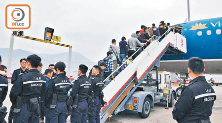 入境處近年不只一次安排包機遣返越南籍人士，當中不少是聲請被拒的人。