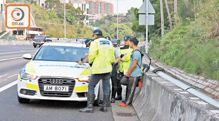 警員拘捕被通緝司機。