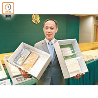 海關毒品調查科高級監督許偉明展示檢獲的包裝工具及毒品。（馬竟峯攝）