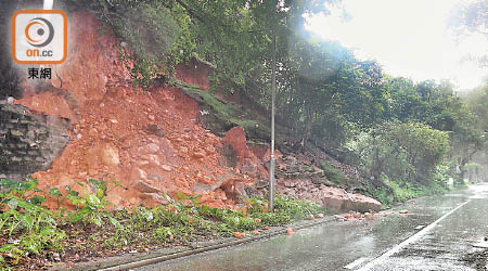 去年八月，粉錦公路近打石湖一段來回行車線受山泥傾瀉影響，全線封閉近四天。