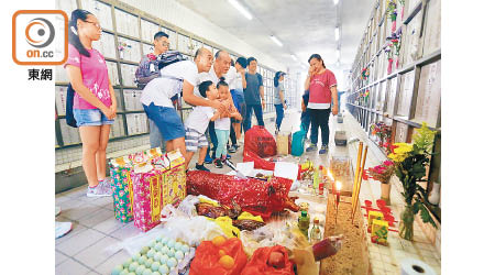 陳氏一家幾代同堂前往墳場拜祭先人。