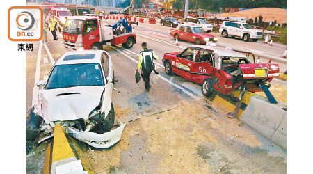 兩車相撞後再撞向石壆。（梁國雄攝）