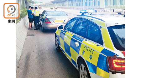 警方在吐露港公路截獲停牌司機。