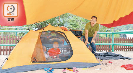 內地旅客鍾先生（右）大讚本港的營地「環境好、服務好」。