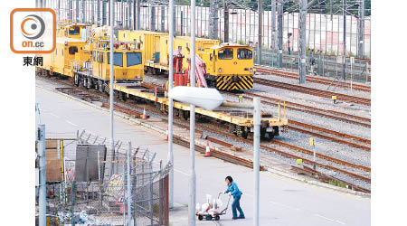 港鐵八鄉車廠繼前年發生出軌事故，上周五又有工程車懷疑未有扣緊車鈎，引致撞車事故。