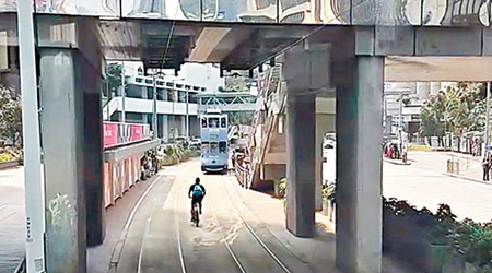 男子駕駛單車在電車軌上逆線行駛，遭到網民聲討。（互聯網圖片）