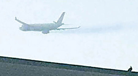 網民拍到客機在空中疑似冒煙畫面。（互聯網圖片）