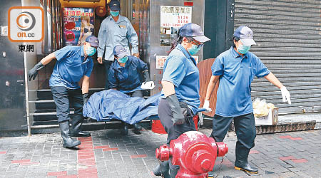 死者遺體舁送殮房。（趙瑞麟攝）