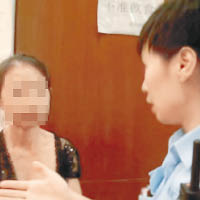 網上流傳短片中可見涉事女子被警方帶走。（互聯網圖片）