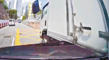 貨車在高芳路爬頭時與私家車碰撞。