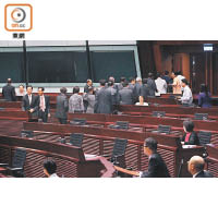 多名建制派議員集體離場，立法會最終否決政改方案。