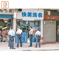 警員抵遇竊洗衣店調查。（曾紹良攝）