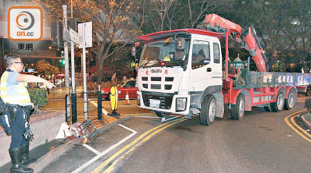 吊臂車轉彎輾斃婆婆，路旁遺下其手推車。（劉子文攝）