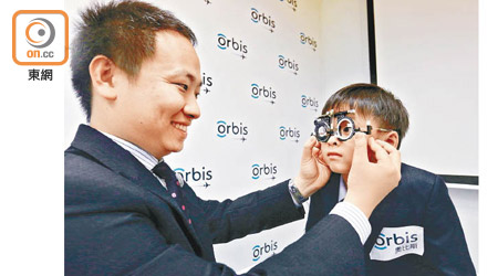 奧比斯義務眼科醫生伍立祺（左）建議家長在兒童四歲前進行全面的眼睛檢查。（李志湧攝）